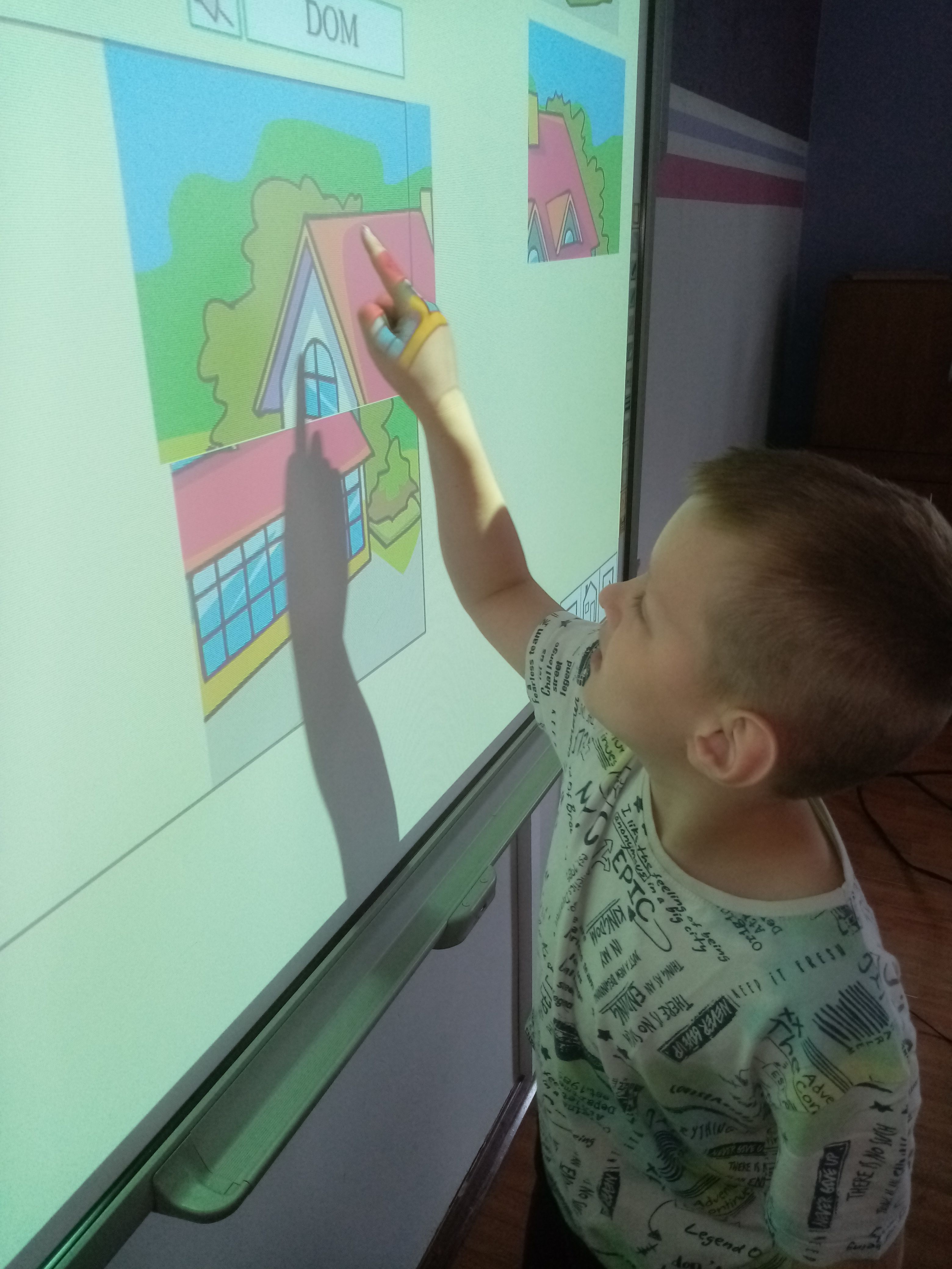 Uczeń dobiera i kolorouje symbole Makaton z wykorzystaniem tablicy interaktywnej